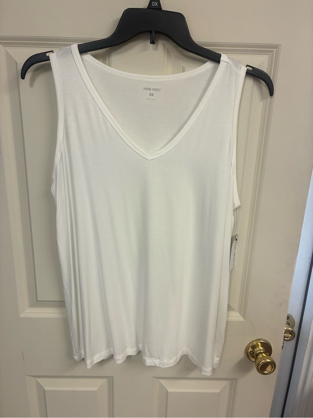 Nine West White V-Neck Sleeveless Tank Top